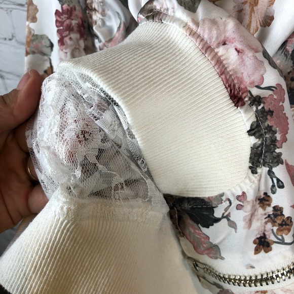 SOLD ⭐️Cream Floral Jacket in 1x⭐️ - Picture 8 of 8